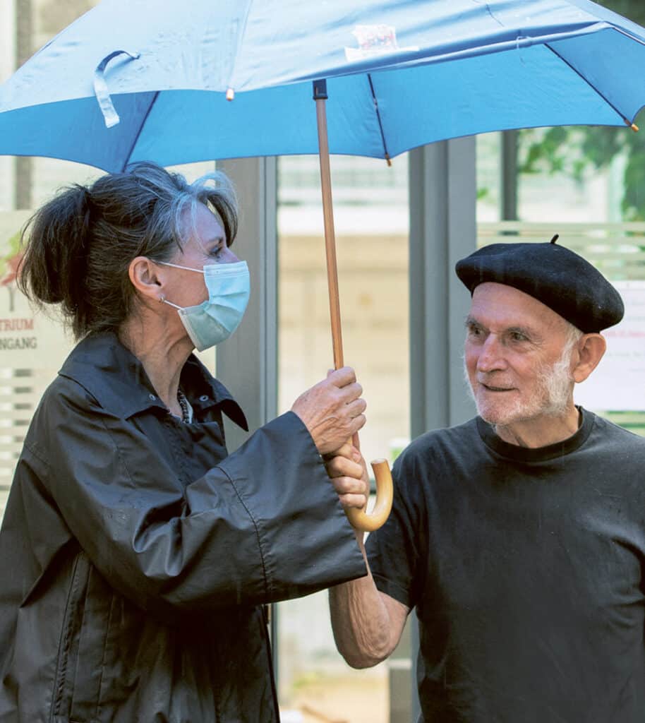 Schutz und Schirm: Gertrud Diepolder begleitet einen Tagesgast