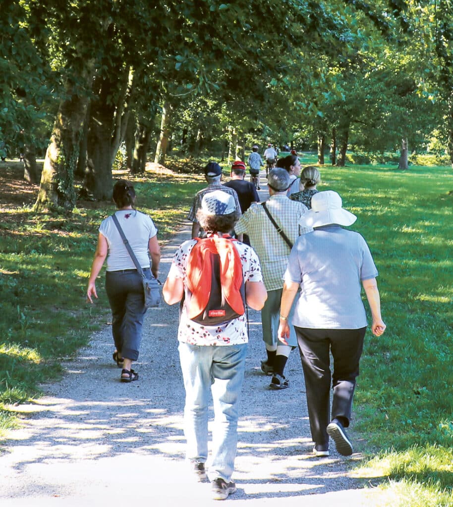 Die Wandergruppe unterwegs an einem warmen Sommertag